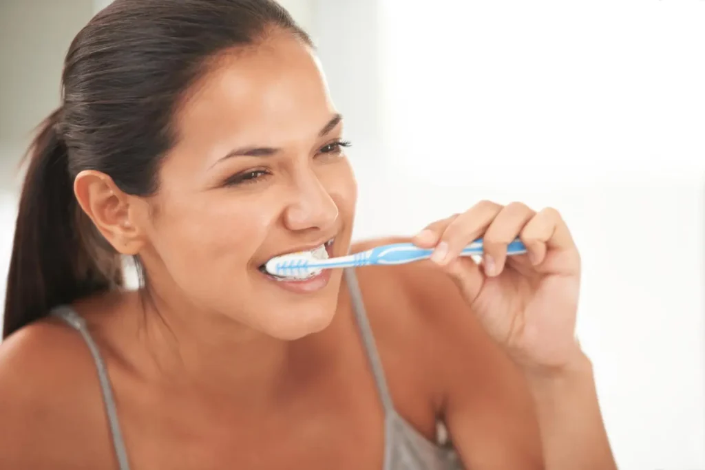 Chica cepillándose los dientes