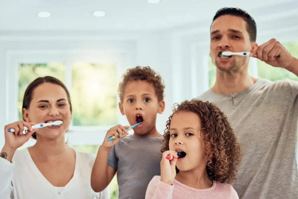 Familia cepillándose los dientes para una buena salud bucal