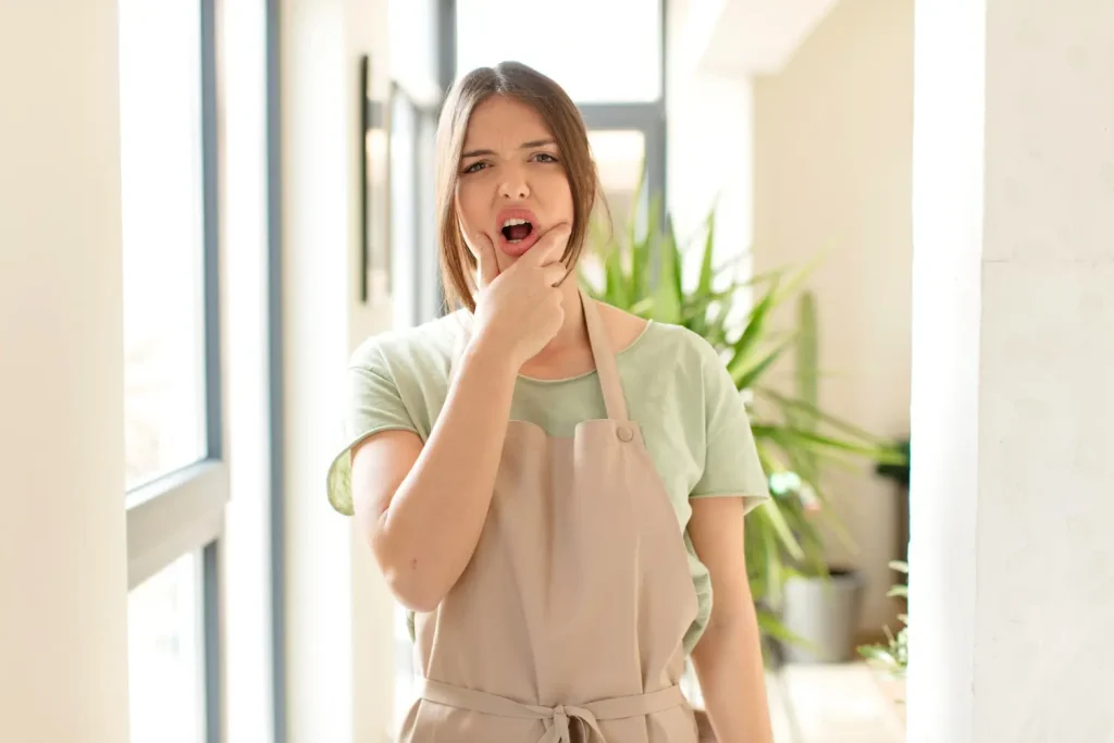 Chica examinando su dolor de mandíbula