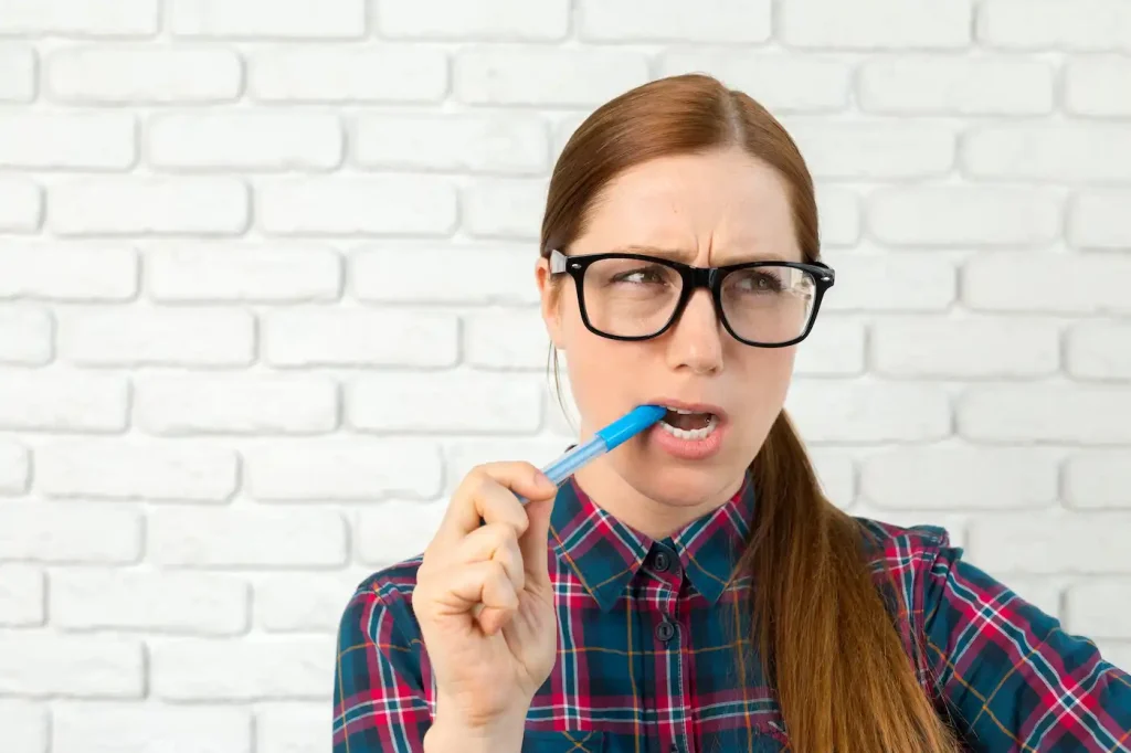 morder objetos con los dientes