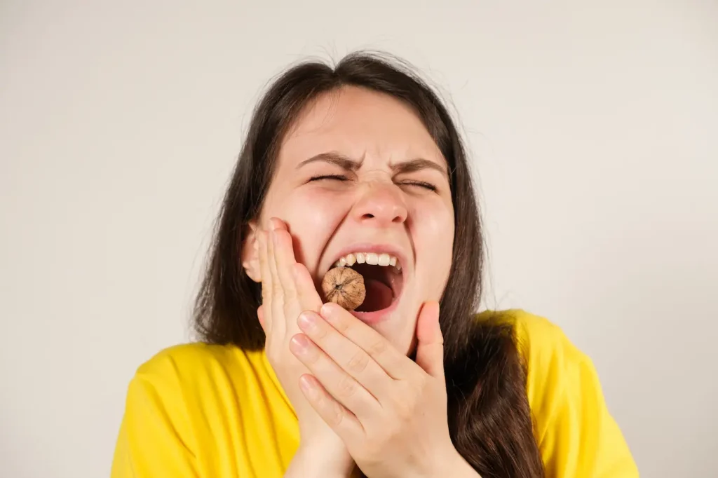Evita morder alimentos duros