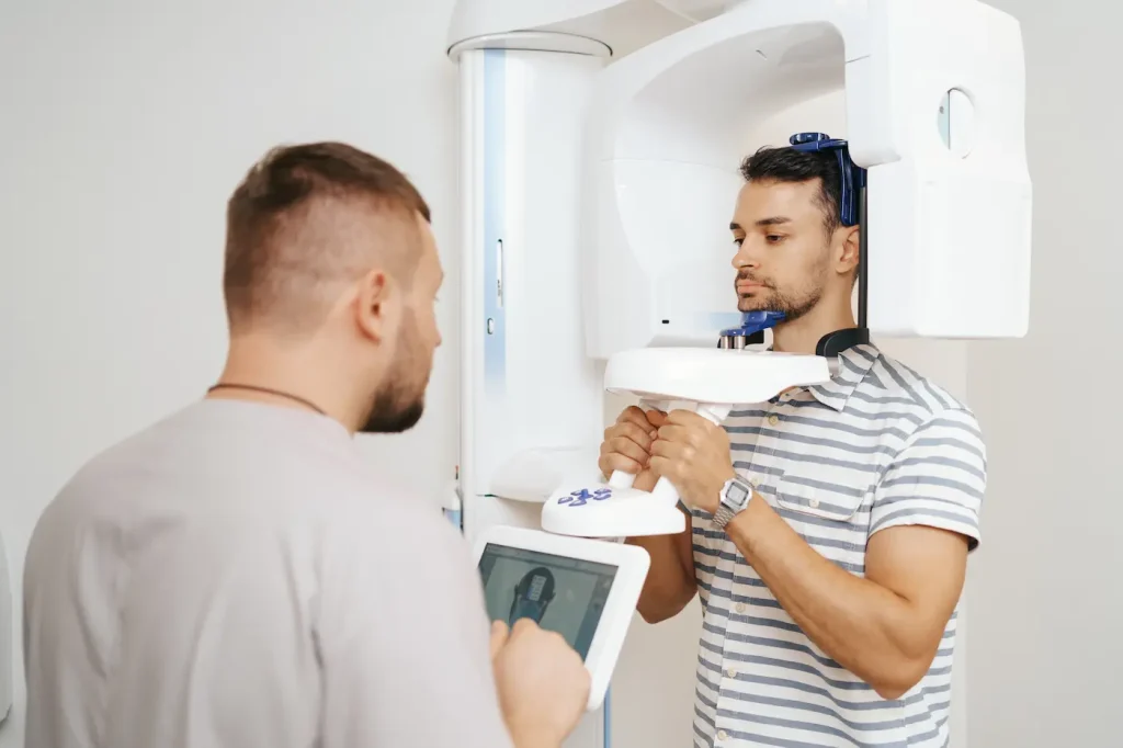 joven realizándose una tomografía