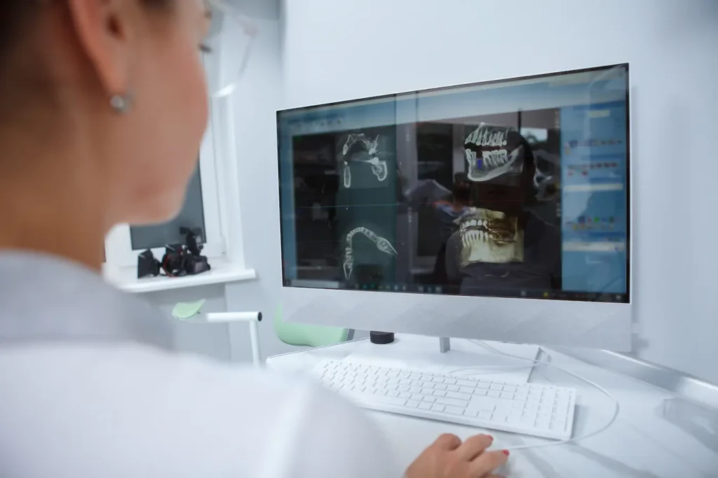 odontóloga revisando una tomografía