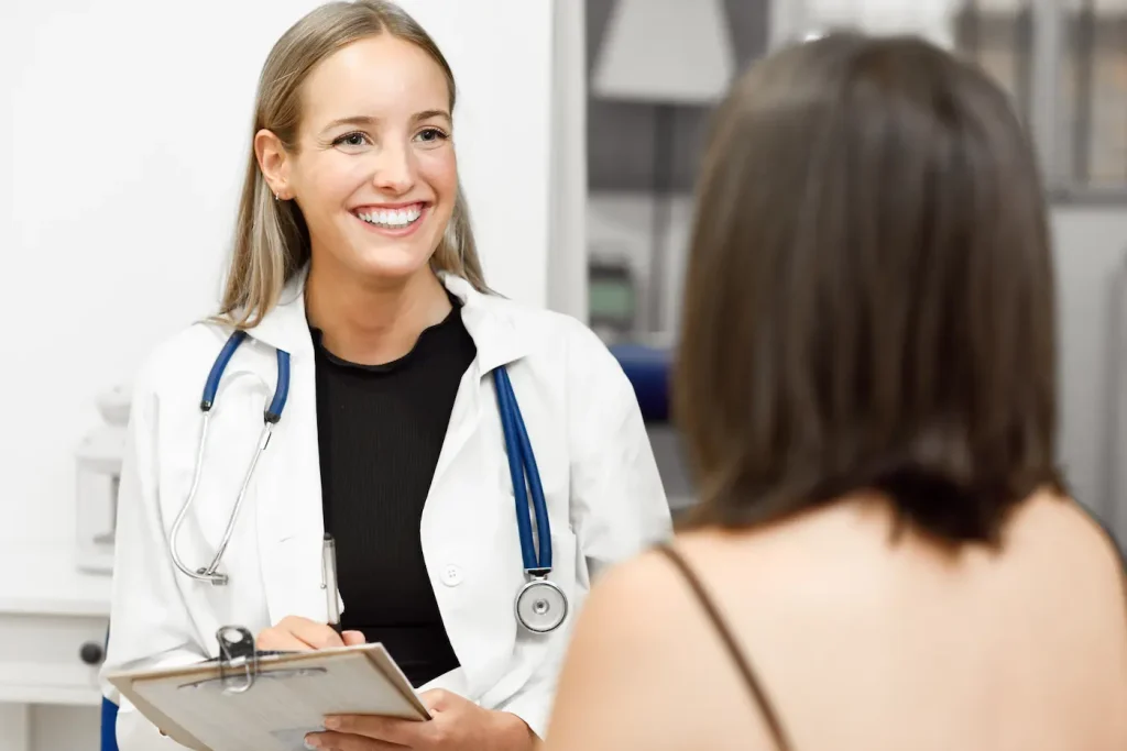 doctora escuchando a su paciente