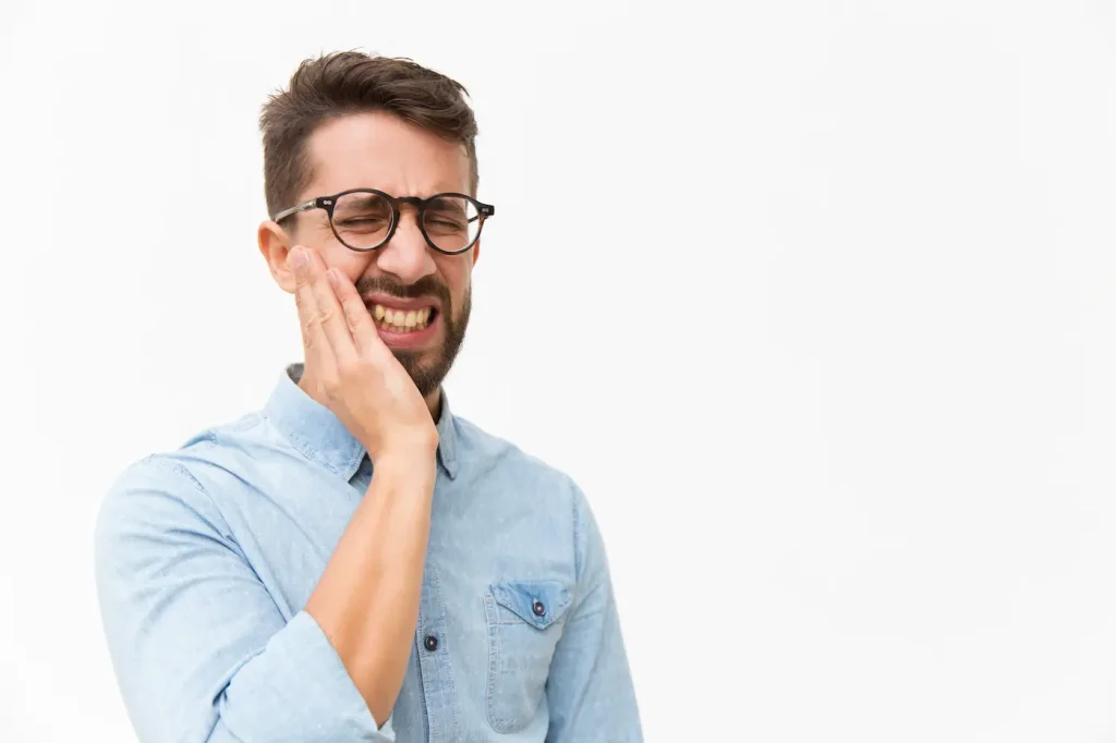 hombre con dolor de un diente