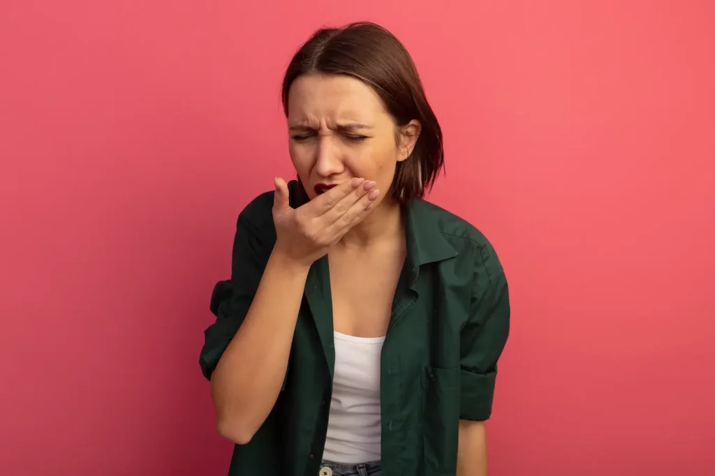 mujer con mal aliento