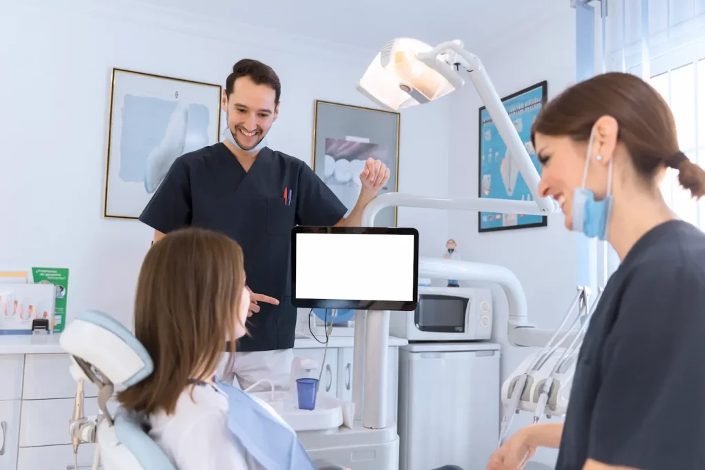 mujer en consulta dental