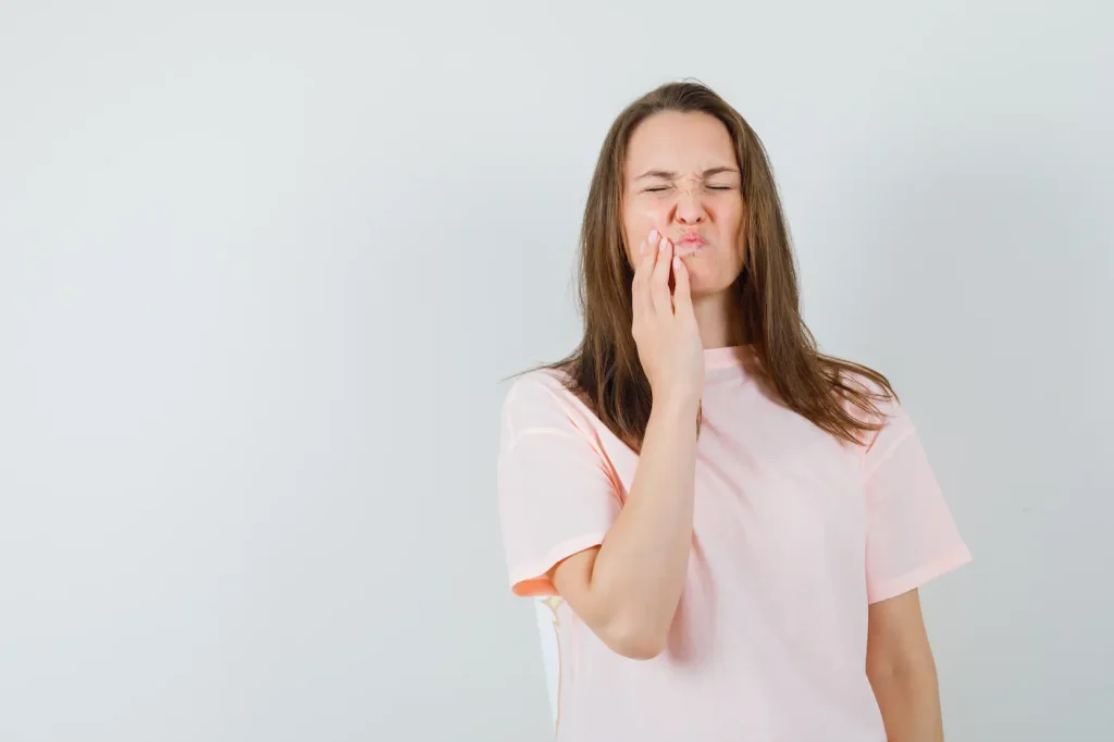 mujer con dolor en la boca