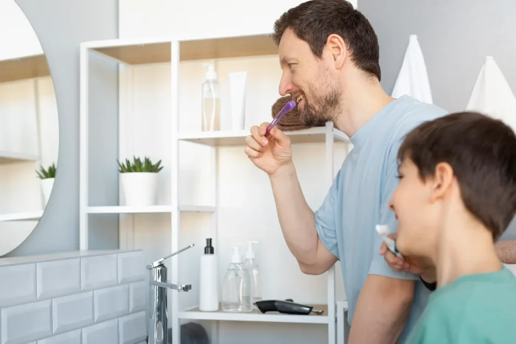 padre e hijo cepillándose los dientes