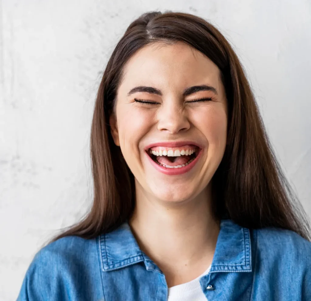 chica sonriendo 
