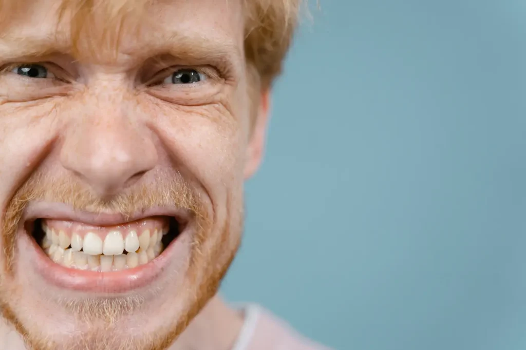 hombre apretando los dientes
