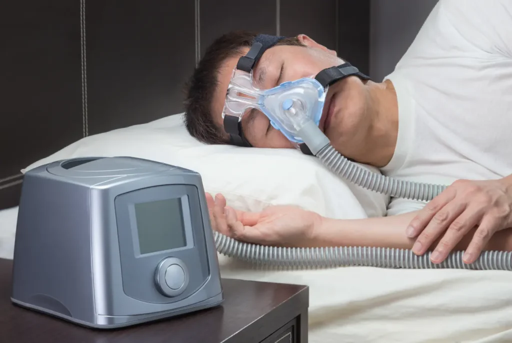 Hombre usando máquina CPAP 